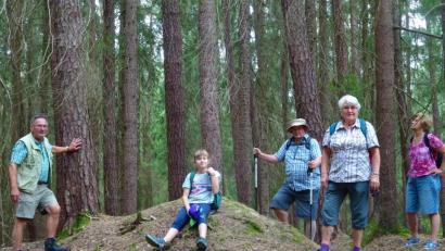 Bild: schß
Ein Höhepunkt der Wanderung war die Besichtigung des circa 30 Gräber umfassenden Grabhügelfeldes im Salleröder Tal. Links Wanderführer Josef Schmaußer mit Anna Gottschalk (Zweite von rechts), sie hatte die Tour organisiert.
