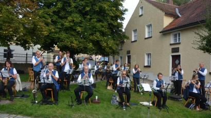 Bild: jr
Erstmals nach der Corona-bedingten Zwangspause legte die Blaskapelle Konnersreuth am Samstag in Form einer öffentlichen Probe am Therese-Neumann-Platz einen Auftritt hin. Platziert hatte sich das Ensemble direkt neben dem Resl-Haus.