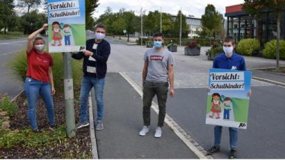 Bild: mde
Die jüngste Kemnather Stadträtin Maria Heser (CSU), der Vorsitzende des Kemnather JU-Ortsverbandes Oliver Rauch, dessen Stellvertreter Marco Schäffler und Matthias Wöhrl (von links) waren im Stadtgebiet unterwegs, um mit den auffallenden Plakaten auf den Schulweg aufmerksam zu machen.