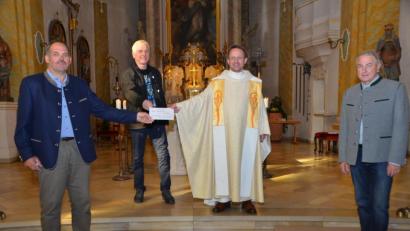 Bild: dob
Der Vorsitzende des Kapellenvereins Ober-Untertresenfeld, Josef Fritsch, und dessen Stellvertreter Alois Bäumler (von links) überreichen Dekan Alexander Hösl (Zweiter von rechts) und Kirchenpfleger Günter Hassmann (rechts) 1000 Euro für die Kindergartensanierung.