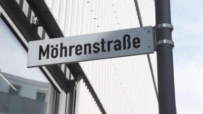 Bild: Gabi Schönberger
Darf die Mohrenstraße in Weiden noch so heißen? Nach dem Vorbild Berlin haben einige Künstler auch in Weiden diese Straße umbenannt.