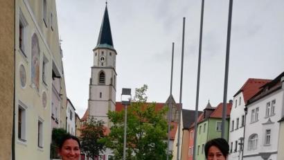 Bild: Volkshochschule/exb
Martina Grim (links) und Tanja Ficht stellten das neue Programm der Nabburger Volkshochschule vor.