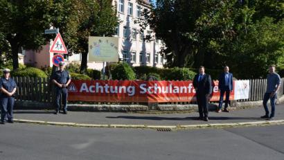 Bild: jr
Sie stellten das Banner am Zaun des städtischen Kinderhauses in Mitterteich vor: (von links) Polizeihauptmeisterin Diana Lenz, Polizeihauptkommissar Manfred Liebl, Bürgermeister Stefan Grillmeier, Armin Bauer (Krankenkasse Provita) und Jugendbeauftragter und JU-Ortsvorsitzender Christoph Hampel.