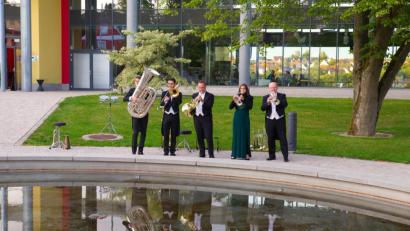 Bild: njn
Die fünf Musiker des Ensembles „Harmonic Brass“ nahmen die Zuhörer mit auf ihre Sommerreise im Erbendorfer Stadtpark.