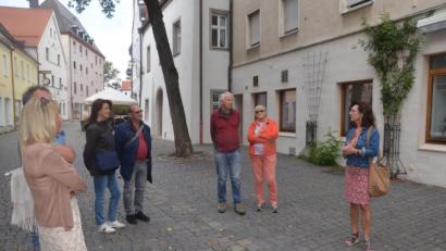 Bild: Kunz
Eva Ehmann mit ihrer Gruppe vor dem Weidener Stadtrichterhaus in der Schulgasse, wo während des 30-jährigen Krieges wegen Zauberei ermittelt worden sei.