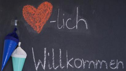 Bild: Robert Michael/dpa
"Herzlich Willkommen" zum aufregenden ersten Schultag.