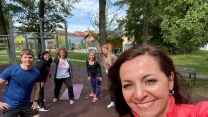 Bild: Stadt Waldershof/exb
Zum Rücken-Fit-Kurs treffen sich die Mitarbeiter des Rathauses regelmäßig im Stadtpark. Nicht nur anordnen, sondern auch vor- und mitmachen ist das Motto von Bürgermeisterin Margit Bayer (vorne).