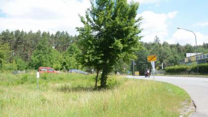 Bild: Gabi Schönberger
Steiler als ursprünglich geplant ist der Weg zum neuen Gewerbegebiet Weiden-West IV, das über die Verlängerung der Dr.-Müller-Straße (rechts) erschlossen werden soll.