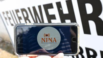 Bild: Arne Dedert/dpa
Beim ersten bundesweiten Warntag seit 30 Jahren wird am Donnerstag auch die Warn-App NINA auf Smartphones aktiv.