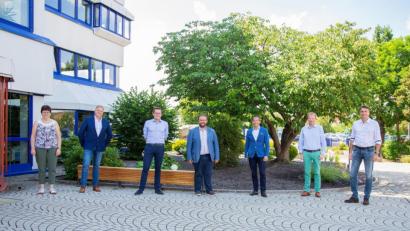 Bild: stg
Abgeordneter Albert Rupprecht besuchte mit dem Kastler Bürgermeister Hans Walter (Fünfter und Vierter von links), Zweiter Bürgermeisterin Michaela Veigl und VG-Geschäftsstellenleiter Reinhard Herr (von links) die Firma IEM Fördertechnik: Gesprächspartner waren die geschäftsführenden Gesellschafter Ralf Zander und Alexander Remes (von rechts) sowie Mitarbeiter Michael Koch (Dritter von links).