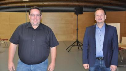 Bild: ak
Bürgermeister Christian Porsch (rechts) gratulierte Heiko Adelhardt zur Wiederwahl als Ortssprecher für die Bewohner der Altgemeinde Plössen.