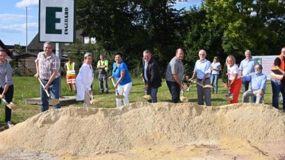 Bild: gf
Zwar laufen die Baumaßnahmen schon seit Ende Juli, aber den symbolischen Spatenstich gab es erst jetzt. Mit den Schaufel in der Hand: (von links) Florian Füger (CSU), Josef Setzer (Bauamt), Veronika Niklas (FW), Birgit Fruth (SPD), Oberbürgermeister Michael Cerny, die CSU-Stadträte Helmut Weigl, Rudolf Maier und Michaela Frauendorfer, Helmut Wilhelm (Grüne) und Bauunternehmer Hubert Englhard.