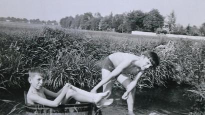 Bild: Christian Gollwitzer/exb
Der Rehmühlbach Anfang der 60er Jahre: Für Walter Ebenschwanger (rechts) und Christian Gollwitzer ein einziger Abenteuerspielplatz.