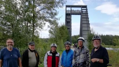 Bild: Konrad Schedl/exb
Die Teilnehmer der Radtour diskutierten die mögliche Reaktivierung der stillgelegten Bahntrasse zwischen Wiesau und Liebenstein. Dabei waren unter anderem die Stadträte Franz Heinrich (links) und Konrad Schedl (Dritter von links).