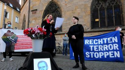 Bild: Stephan Huber
Eva Kappl (rechts) zeichnete bei der Mahnwache am Marktplatz das Leben von Klaus-Peter Beer nach, Kathrin Birner (rechts) trug Gedichte, die er verfasst hatte, und Ausschnitte aus seinem Tagebuch vor.