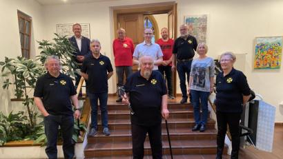 Bild: exb
Das neue Führungsteam und seine Unterstützer (von links): Klaus Günther, Walter Hellmich, Erika Fahrnholz; Mitte: Klaus Schriml, Christian Völkl, Birgit Hren; hinten: Martin Preuß, Waldi Preißl, Matthias Erlbacher und Albert Holzner.