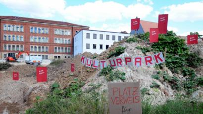 Bild: Stephan Huber
Nicht nur eine Rote Karte gibt es von der IG Menschengerechte Stadt für die Stadt Amberg und Investor Ten Brinke. Die IG will erreichen, dass anstelle eines dort geplanten „monströsen Bauwerks“ ein Kulturpark entsteht.