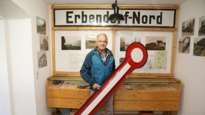 Bild: njn
Museumsleiter Manfred Klöble mit dem Signalflügel eines Hauptsignals, das dem Heimat- und Bergbaumuseum überlassen wurde.
