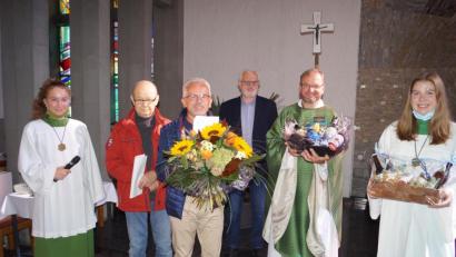 Bild: du
Bei der Geschenkübergabe an Pfarrer Thomas Stohldreier (von links): Lucie Lang, Pfarrgemeinderatssprecher Ernst Lenk senior und Stellvertreter Alfred Wulfänger, Kirchenpfleger Gerhard Loreth, der Jubilar und Sina Haberberger.