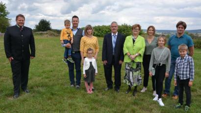 Bild: jr
65. Geburtstag feierte am Sonntag Albert Fröhlich im Kreise seiner Familie. Unser Bild zeigt (von links) Bürgermeister Stefan Grillmeier, Sohn Markus mit Dominik, Schwiegertochter Andrea und Leonie sowie Albert und Anneliese Fröhlich mit Tochter Susanne und Lena sowie Schwiegersohn Christopher mit Julian.