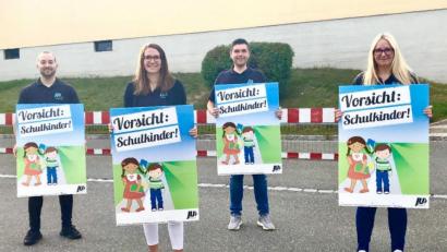 Bild: exb
"Vorsicht: Schulkinder!" heißt es auf den Plakaten, die JU-Vorsitzender Philipp Troppmann (Zweiter von rechts) und Stadträtin Nina Stoppa (Zweite von links) zusammen mit ihren Mitstreitern präsentieren.
