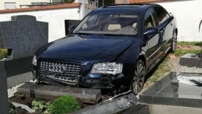 Bild: exb
Nach der Fahrt über den Parkplatz, durch die angrenzende Hecke und über die Friedhofsmauer kam der Pkw auf dem Tännesberger Friedhofsgelände zum Stehen.