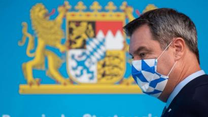 Bild: Sven Hoppe/dpa
Markus Söder kommt nach einer Sitzung des bayerischen Kabinetts zu einer Pressekonferenz und trägt Mund-Nasen-Schutz.