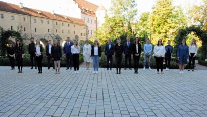 Bild: Christine Hollederer/exb
15 neue Grundschullehrer sind von Vize-Landrat Stefan Braun (Siebter von links) und Ambergs dritten Bürgermeister Franz Badura (Neunter von rechts) im Landratsamt Amberg-Sulzbach vereidigt worden.