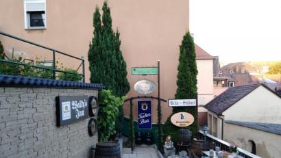 Bild: ksa
Das ist der kleine, idyllische Biergarten auf der Rahm mit Blick auf die Obere Bachgasse – ein Ort der Erholung.