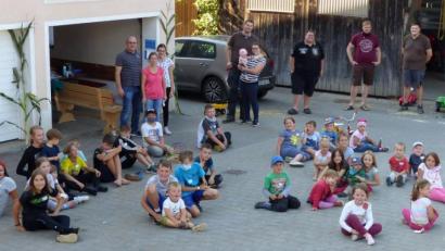 Bild: lgc
Die Kinder erleben auf dem Biobauerhof der Familie Lehner einen tollen und lehrreichen Tag.