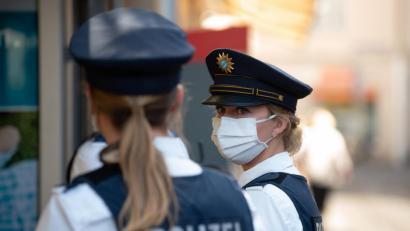 Symbolbild: Nicolas Armer
Die Polizei in Deggendorf ermittelt gegen einen Mann, der seine Partnerin bedroht haben soll.