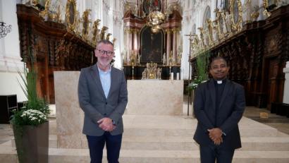 Bild: hmr
Voraussichtlich ein halbes Jahr wird Dr. phil. Aloysius Ezeoba (rechts) als Pfarrvikar Stadtpfarrer Dr. Thomas Vogl (links) in der Seelsorgearbeit unterstützen.