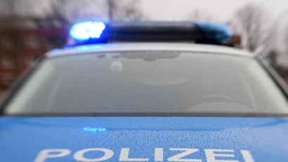 Symbolbild: Carsten Rehder
Die Polizei stoppte den Lastwagen, nachdem sich Zeugen meldeten. Foto: Carsten Rehder/dpa