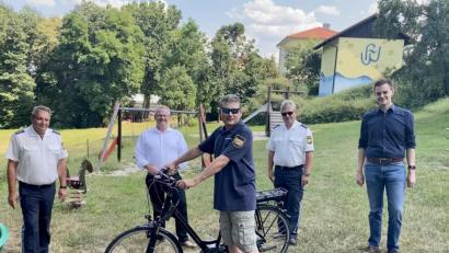 Bild: Maria Schuierer/Stadt Schwandorf/exb
Thomas Faderl von der Sicherheitswacht (Mitte) nahm das Elektro-Fahrrad von Oberbürgermeister Andreas Feller (Zweiter von links) und Ordnungsamtsleiter Stefan Schamberger (rechts) entgegen.