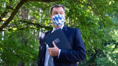 Bild: Sven Hoppe/dpa
Markus Söder kommt nach einer Sitzung des bayerischen Kabinetts zu einer Pressekonferenz und trägt Mund-Nasen-Schutz.