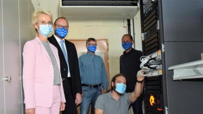 Bild:  Landratsamt/Prößl
Schulamts-Leiterin Christine Söllner, Landrat Andreas Meier sowie Thomas Hille, Thomas Kaiser und Christoph Weigert (von links) von der IT des Landratsamts sehen sich im Serverraum um.