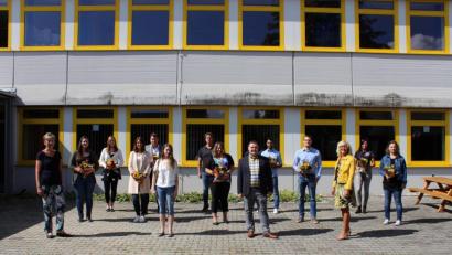 Bild: pko
Schulleiterin Irene Träxler (Dritte von rechts), Vertreter von Elternbeirat und Förderverein begrüßten die neuen Lehrer an der Mittelschule Neunburg.