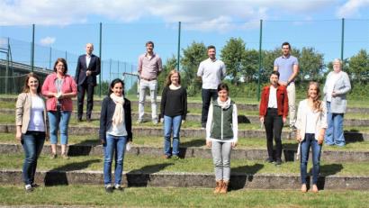 Bild: lg
Für die Schulleitung am Ortenburg-Gymnasium heißen Ludwig Pfeiffer (hinten, links) und Christine Paschen (ganz rechts) die neuen Lehrkräfte willkommen.