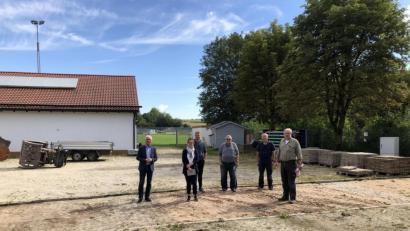 Bild: öt
Auf dem Gelände des zu sanierenden Festplatzes von Neusorg trafen sich Bürgermeister Peter König (von links), Katrin Bayer von der Verwaltungsgemeinschaft Neusorg, Christian Burger vom SV Neusorg, Gerhard Fröhlich vom Ingenieurbüro für Tiefbautechnik, Norbert Högl vom SV Neusorg und Egid Schreyer als Vertreter der bauausführenden Firma.