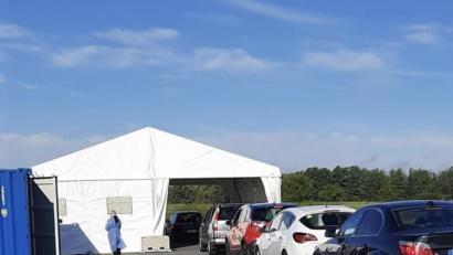 Bild: Landratsamt Neustadt/exb
85 Personen ließen sich am ersten Tag im Corona-Testzentrum auf dem neuen Festplatz testen.