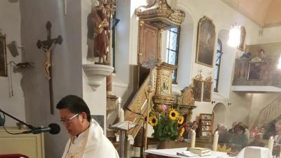 Bild: hzi
Pater Samuel Patton zelebriert am Tag der Ewigen Anbetung eine Messe.