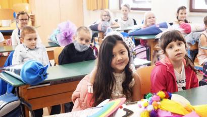 Bild: Gabi Schönberger
Mia (6) aus Eschenbach (links vorne) hoffte an ihren ersten Schultag auf Schokolade in der Schultüte.