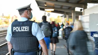 Bild: Bundespolizei Waidhaus
Der Leiter des Präventionsteams bei der Weidner Bundespolizei, Polizeioberkommissar Josef Prill überwacht im Schülerverkehr bei Schulbeginn das richtige Verhalten am Bahnsteig im Bahnhof Weiden.