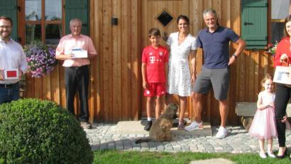 Bild: exb
Zu seinem 50. Geburtstag gratulierten Gerd Schönfelder (Dritter von rechts) neben seiner Frau Christina und Sohn Leopold auch (von links) Matthias Grundler (Fraktionsvorsitzender Zukunftsliste), Bürgermeister und stellvertretender Landrat Günter Kopp sowie Julia Wegmann (Zukunftsliste) mit Tochter Marlene.