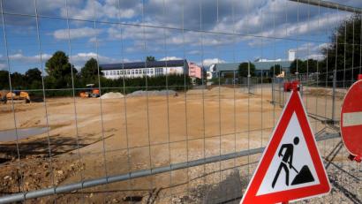 Bild: Stephan Huber
Der Parkplatz an der Kümmersbrucker Schule ist auch nach den Ferien noch eine Baustelle.