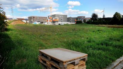 Bild: Stephan Huber
Neben dem Kümmersbrucker Rathaus (im Hintergrund rechts) entsteht das neue Wohnviertel Seniorenwohnpark. Die beiden Gebäude mit Eigentumswohnungen, die private Investoren errichten, sind schon fast fertig. Unterhalb des Komplexes mit den leuchtend orangen Balkonen will die Gemeinde einen dritten Bau mit Sozialwohnungen hinstellen.