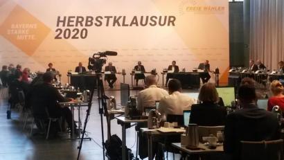 Bild: jum
Die Freie-Wähler-Sitzung im Corona-Modus mit Mindestabständen.