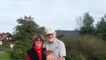 Bild: Anita Köster/exb
Elisabeth und Joachim Dann (von links) präsentieren einen riesigen Steinpilz, den sie gefunden haben.