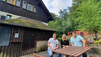 Bild: Peggy Biczysko/fph
Das neue Pächter-Trio des Forsthauses am Marktredwitzer Stadtwald (von links): Josef Weigl, Monika Maskova und Günther Schmauß.