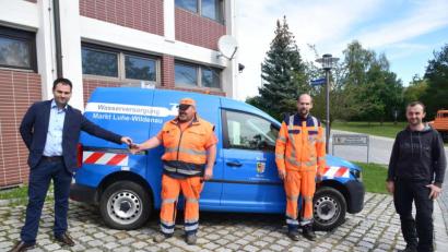 Bild: bey
Bürgermeister Sebastian Hartl (links) übergibt Bauhofmitarbeiter Harald Kres, stellvertretend auch für den Kolllegen Josef Bauer (von links) den Schlüssel für das neue Fahrzeug. Über die neue Einsatzmöglichkeit freut sich auch Bauhofleiter Stephan Glossner (rechts).